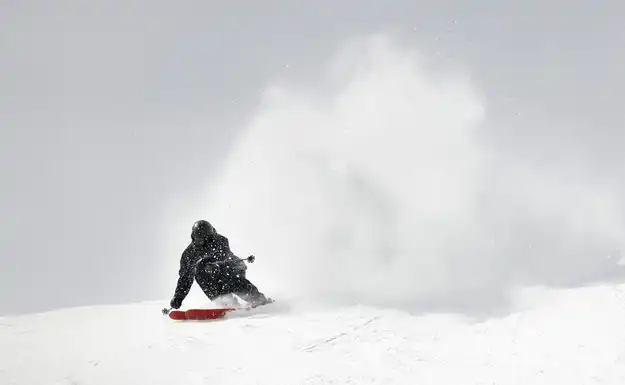 一名滑雪者在劳伦琴山脉待售木屋的雪坡上玩耍