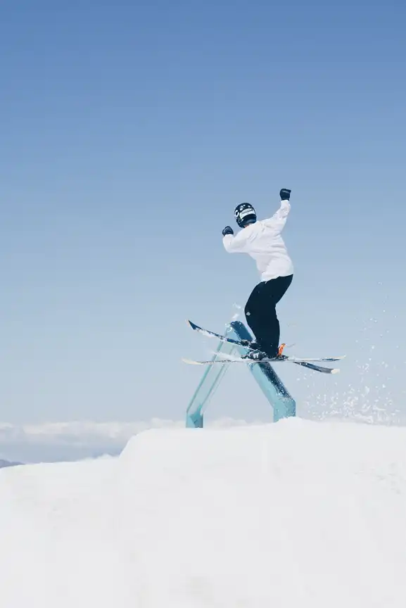 一名滑雪者在蒙特朗布朗小木屋附近的滑雪坡上表演特技