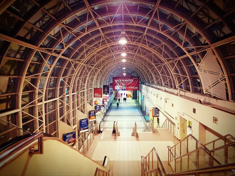 图为加拿大国家电视塔天空步道。 它通过联合车站连接到 PATH Toronto